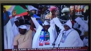 Shugaba Buhari lokacin daga hannun Ganduje